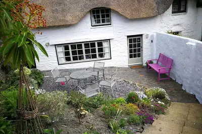 Image de Charmant cottage côtier - proche de la plage et du sentier côtier. Récemment re au toit de chaume!