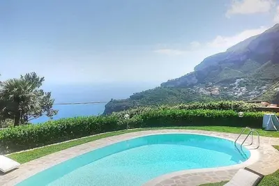 Image de Villa Mabella: Une villa historique lumineuse et élégante sur trois étages située sur une colline.