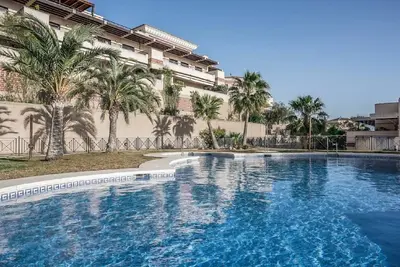 Image de ensoleillé appartement spacieux avec vue sur la mer, piscine résidentielle et de la plage