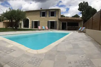 Image de Uzes Grande Bastide En Pierres Neuve Avec Piscine Et Tout Confort