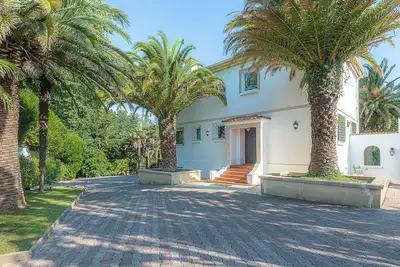 Belle villa de caractère dans un jardin luxuriant et sa piscine chauffée