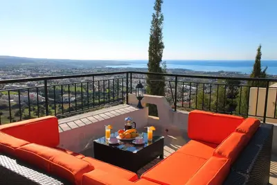 Image de Executive Holiday Villa with Amazing Views & Free Suzuki 4x4 Automatic Car in Peyia