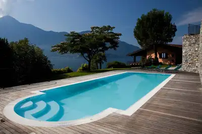 Image de . . . Piscine privée chauffée, 2500 m2. . . vue imprenable sur le lac