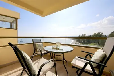 Image de Appartement spacieux avec vue sur la mer et clima, Près du Port d'Estepona avec accès à la plage