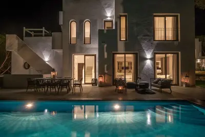 Al Mar. Modern Andalus, beach access and views