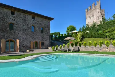 Image de Détendez-vous dans la nature dans toute la Villa avec piscine entourée de vignes