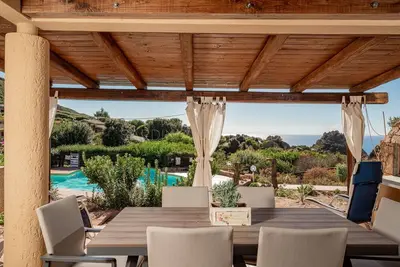 Image de Ginepro Verde:  devant la piscine