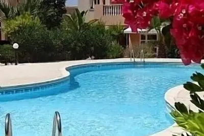 Appartement de luxe, Uk Tv, Wifi gratuit près de la plage et des restaurants, vue sur la piscine