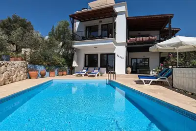 3 chambres / 3 salles de bain Villa individuelle, piscine privée, vue fantastique, à 5 min à pied de la ville