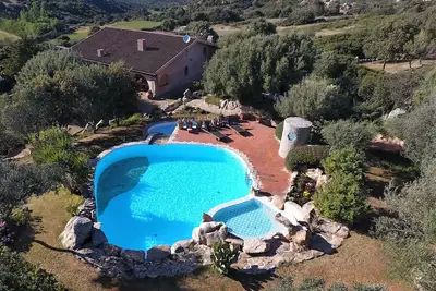 Image de piscine d'eau salée, petite piscine pour enfants