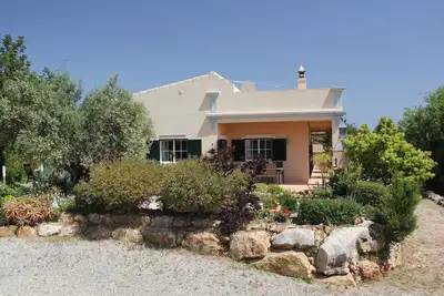 Image de Villa contemporaine avec piscine, à la campagne, avec vue sur la mer.