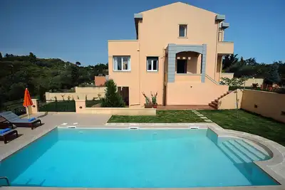 Image de Villa Iris est l'option de réservation ultime pour les couples, les familles et les amis.