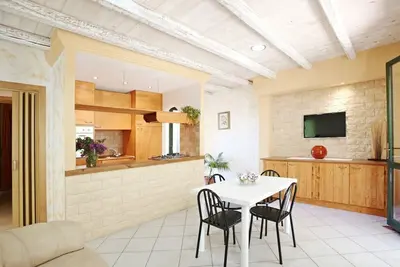 Image de Mer Villa avec jardin et vue panoramique sur les montagnes.