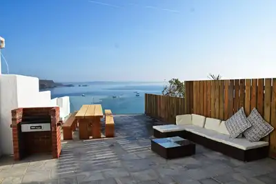Image de Grande maison de 6 chambres. Vue imprenable sur la mer - parfait pour la ville et les plages.