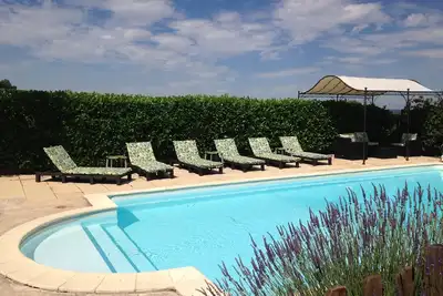 Image de Une maison de vigneron du Beaujolais sur un vignoble avec usage exclusif de la piscine chauffée