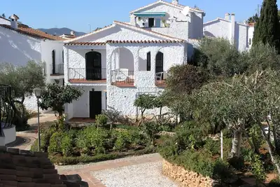 Image de Villa avec jardin privé et terrasse ensoleillée, emplacement privilégié dans le village de Capistrano