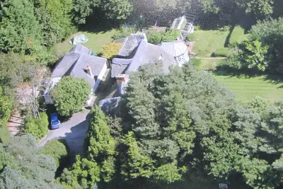 Image de Chaumière dans son propre jardin, sur un terrain de la maison du propriétaire à proximité