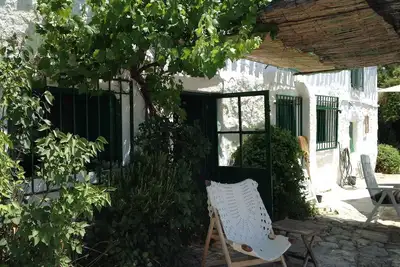 Image de Unique historique calme ferme avec piscine privée et des vues spectaculaires