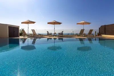 Image de Villa Callista - Modern Villa that sleeps 8 guests in 4 bedrooms