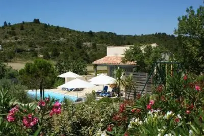 Image de Villa avec piscine et  jardin méditerranéen à 25 Km de la mer