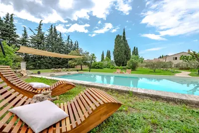Image de Mas totalement rénové 5 chambres avec piscine au coeur des Alpilles 800m village