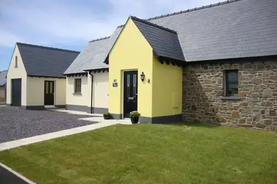 Image de Bungalow Spacieux, Chauffage central au gaz, à 10 minutes de la plage et du sentier côtier,