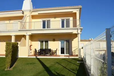 Image de Moderne, spacieux situé au centre de trois maison, chambre avec grande piscine et jardin