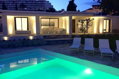 Image de 4 chambres et 4 salles de bain, à 150 mètres de la plage, piscine privée, barbecue