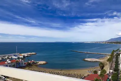 Image de Ville en bord de mer à Marbella! Top rénové avec balcon vue mer