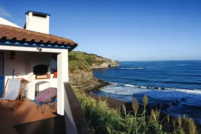 Image de Maison en bord de mer avec terrasse et vue imprenable.