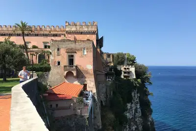 Image de Maison au bord de la piscine et de la plage du château