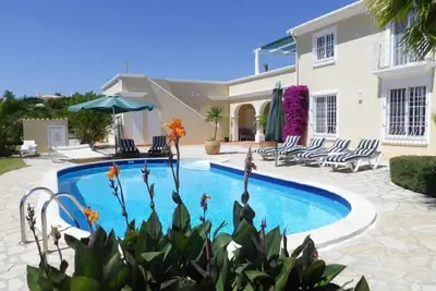 Image de Villa spacieuse avec piscine privée- tranquilité - bord de mer - wifi