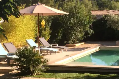 Image de Ravissant Petit Bastidon Provencal  Avec Piscine Et Jardin  Privatifs A Lourmari