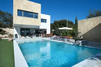 Image de Maison De Vacances Exclusive De Conception, Jacuzzi CHAUFFÉ ENTOURÉ De Nature