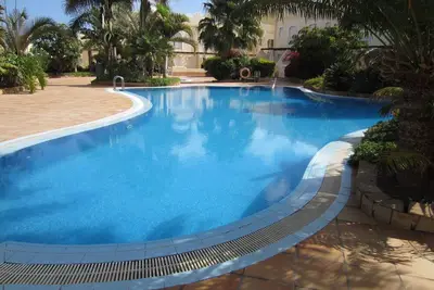 Emplacement génial au bord de la piscine dans le complexe fermé El Sultan.