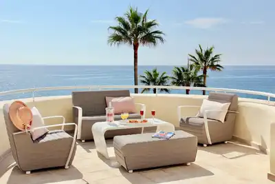 Image de Plage de première ligne dans une urbanisation exclusive. Grande terrasse avec vue sur la mer.