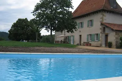 Image de Grande maison en pierre avec piscine et magnifique point de vue