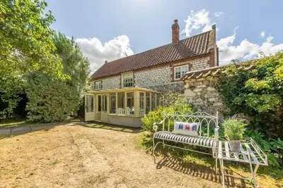 Image de Chestnut Cottage est un cottage en silex classé au grade Ii, élégamment meublé.