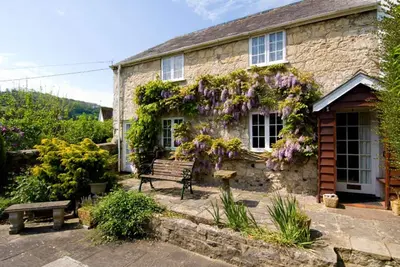 Image de Sunbeam Cottage niché au coeur du village de Branscombe avec une place de parking
