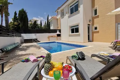 Image de Villa de vacances de luxe avec piscine, bain à remous et Wi-Fi à Protaras près de Fig Tree Bay