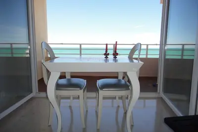 Image de Appartement avant à la mer avec des vues spectaculaires sur la plage. Parking et Wifi