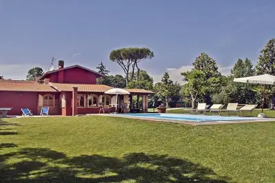 Image de Élégante villa individuelle avec jardin et piscine à 3 km de la mer.