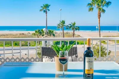 Image de Santa Bárbara - Bel appartement en première ligne avec vue sur la mer, wifi et garage