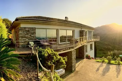 Image de Maison d'architecte avec vue imprenable mer et montagne