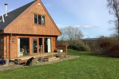 Image de Charmant chalet de 4 chambres sur 2 étages situé dans un beau jardin rural.