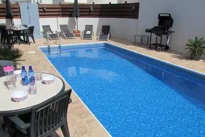 Image de Villa familiale avec piscine privée, Wifi gratuit. Pine Tree, Valley / Mountain Views.
