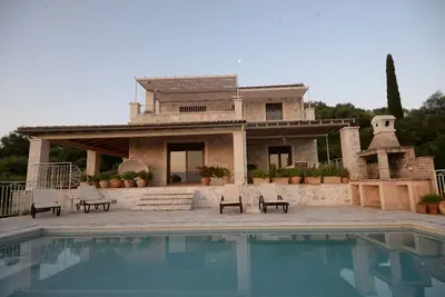 Image de Villa de luxe avec piscine privée et vue imprenable, 4 chambres et 5 salles de bains