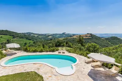 Image de Villa Ise avec piscine et magnifique panorama Ă Montefelcino, Ă 25 km des plages de Fano et Pesaro