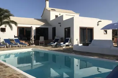 Image de Grande piscine privée, chauffée, Wi-Fi, Air/Con, nettoyage professionnel.