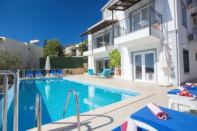 Image de Villa idéale de 6 chambres pour les grandes familles / groupes, avec grande piscine à débordement et vue